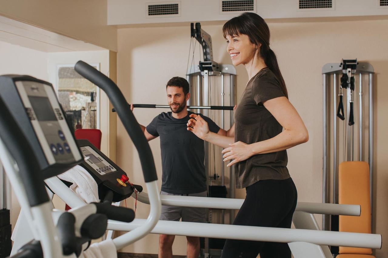 Ortner'S Resort Bad Fussing Ngoại thất bức ảnh A personal trainer with a client
