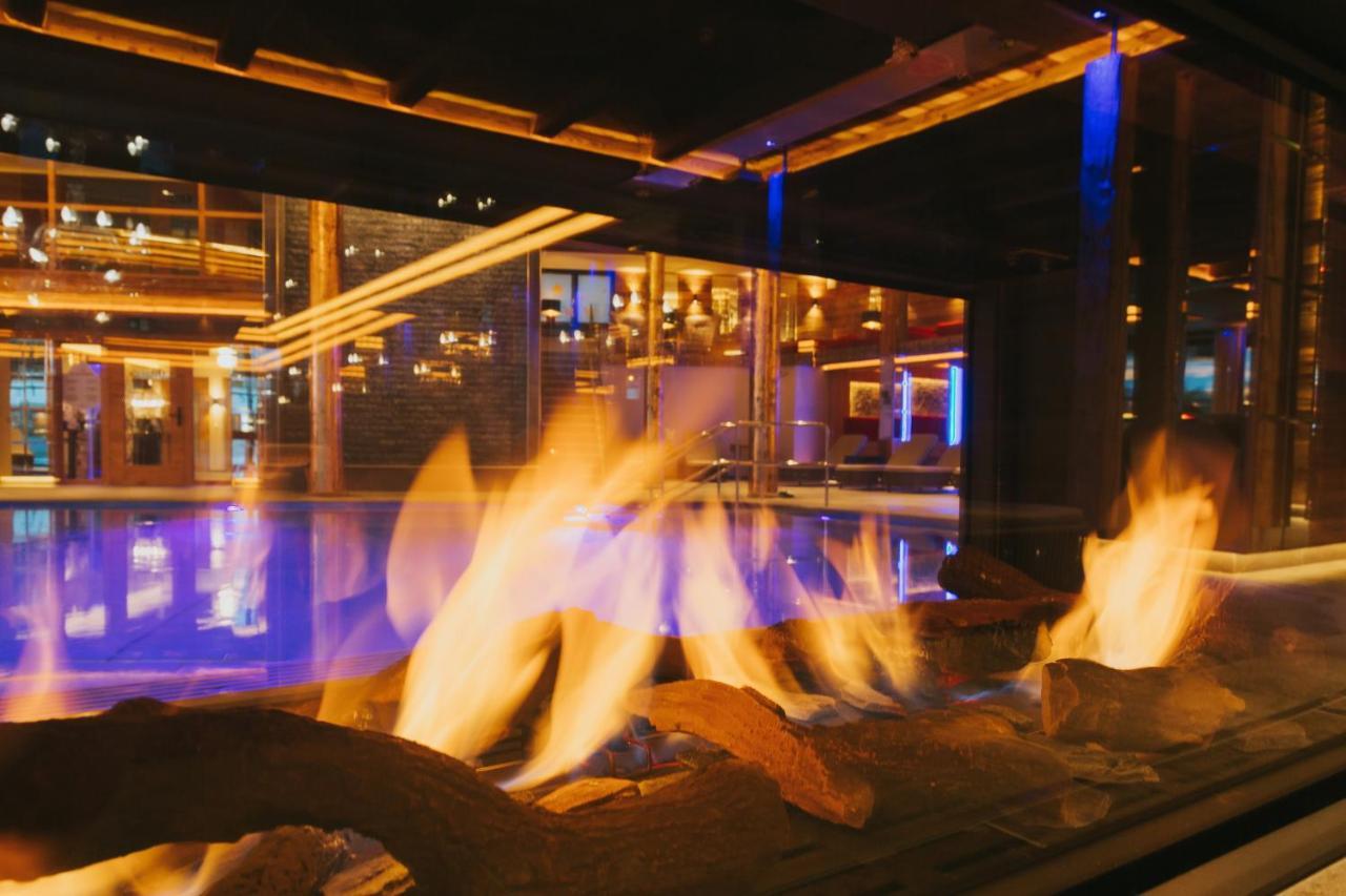 Ortner'S Resort Bad Fussing Ngoại thất bức ảnh The fireplace at the lobby