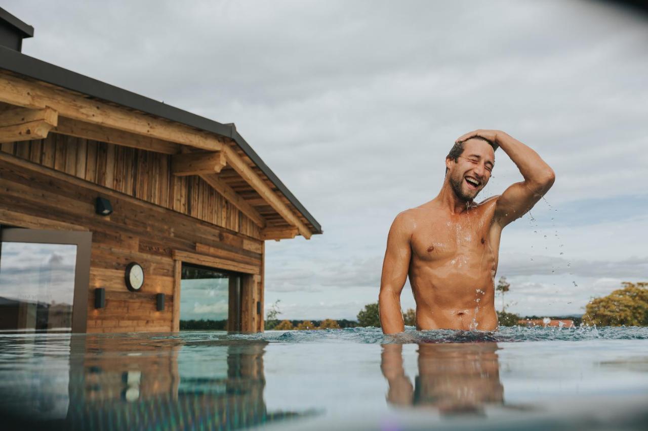 Ortner'S Resort Bad Fussing Ngoại thất bức ảnh A man in a swimming pool