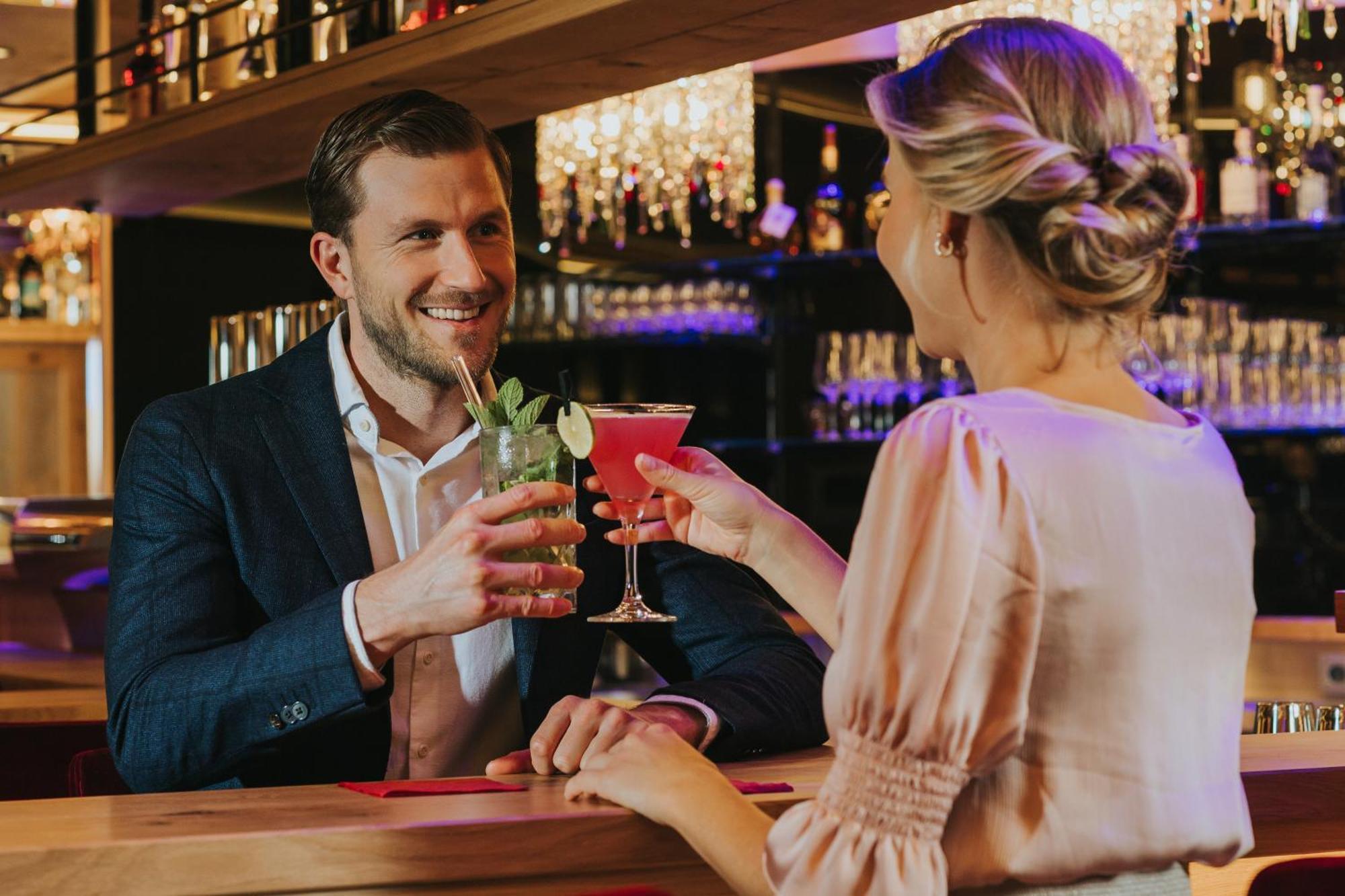 Ortner'S Resort Bad Fussing Ngoại thất bức ảnh A couple drinking cocktails